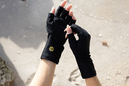 Woman wearing RAY short gloves